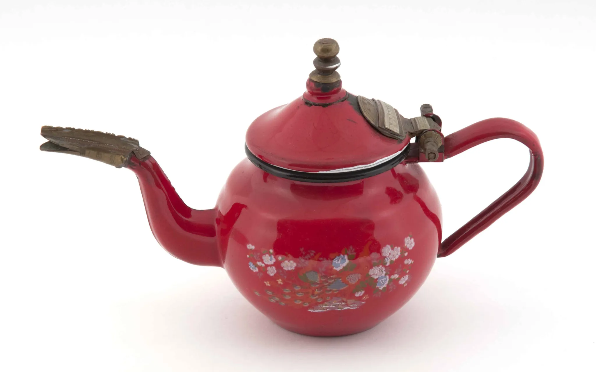 Théière rouge avec un décors floral.
