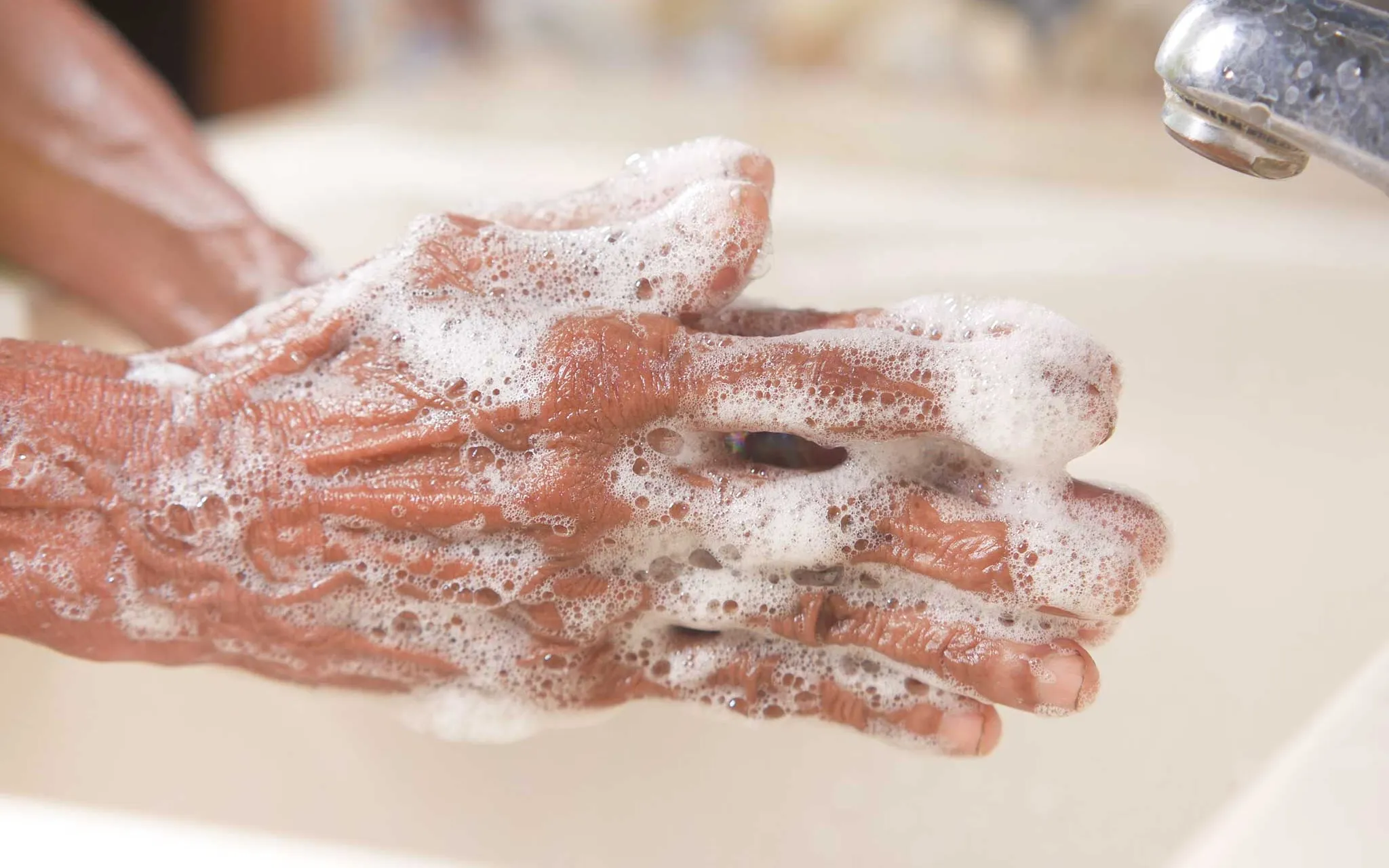 Lavage des mains au savon.