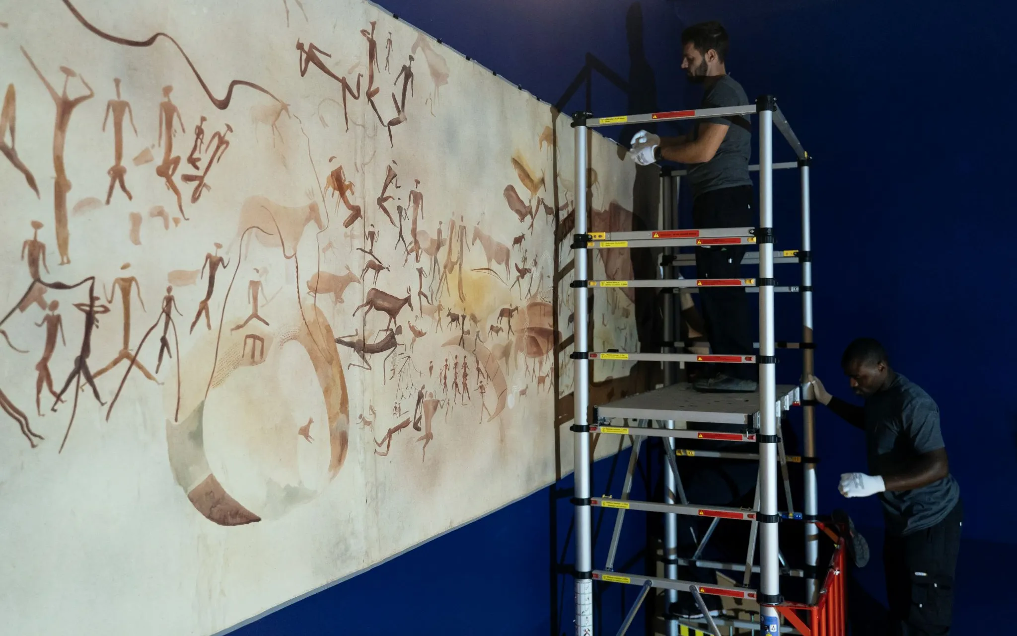 Chantier de montage de l'exposition Préhistomania - Installation des relevés