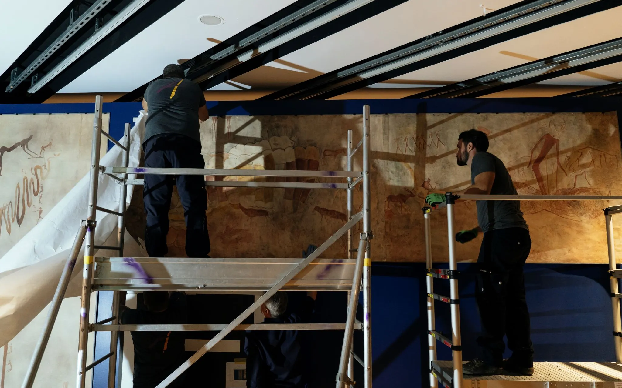 Chantier de montage de l'exposition Préhistomania - Installation des relevés