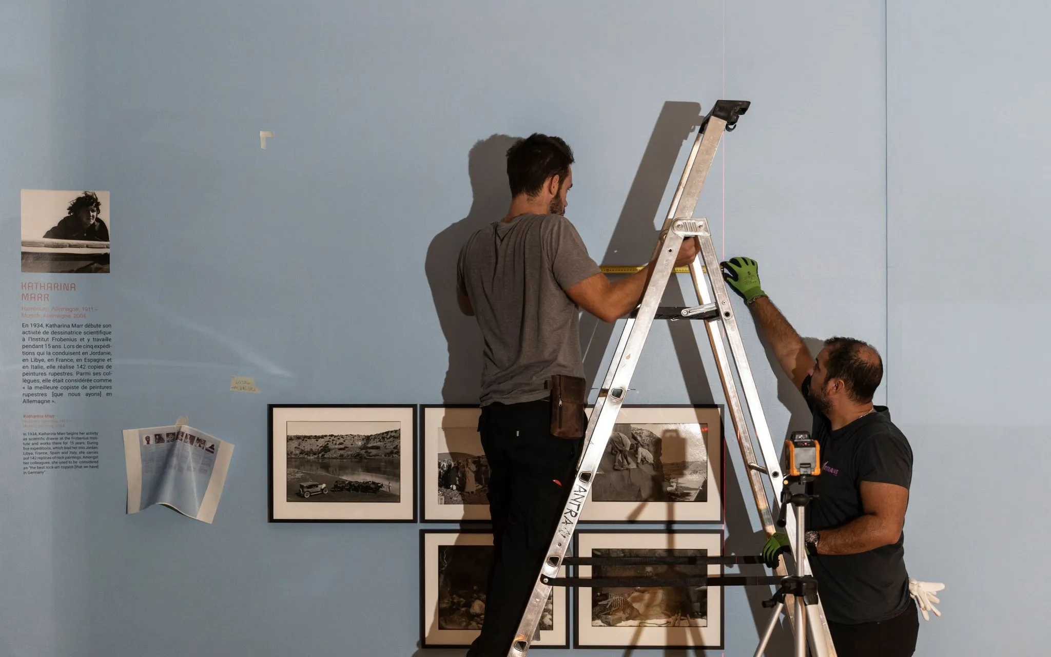 Chantier de montage de l'exposition Préhistomania - Mise en place des photographies