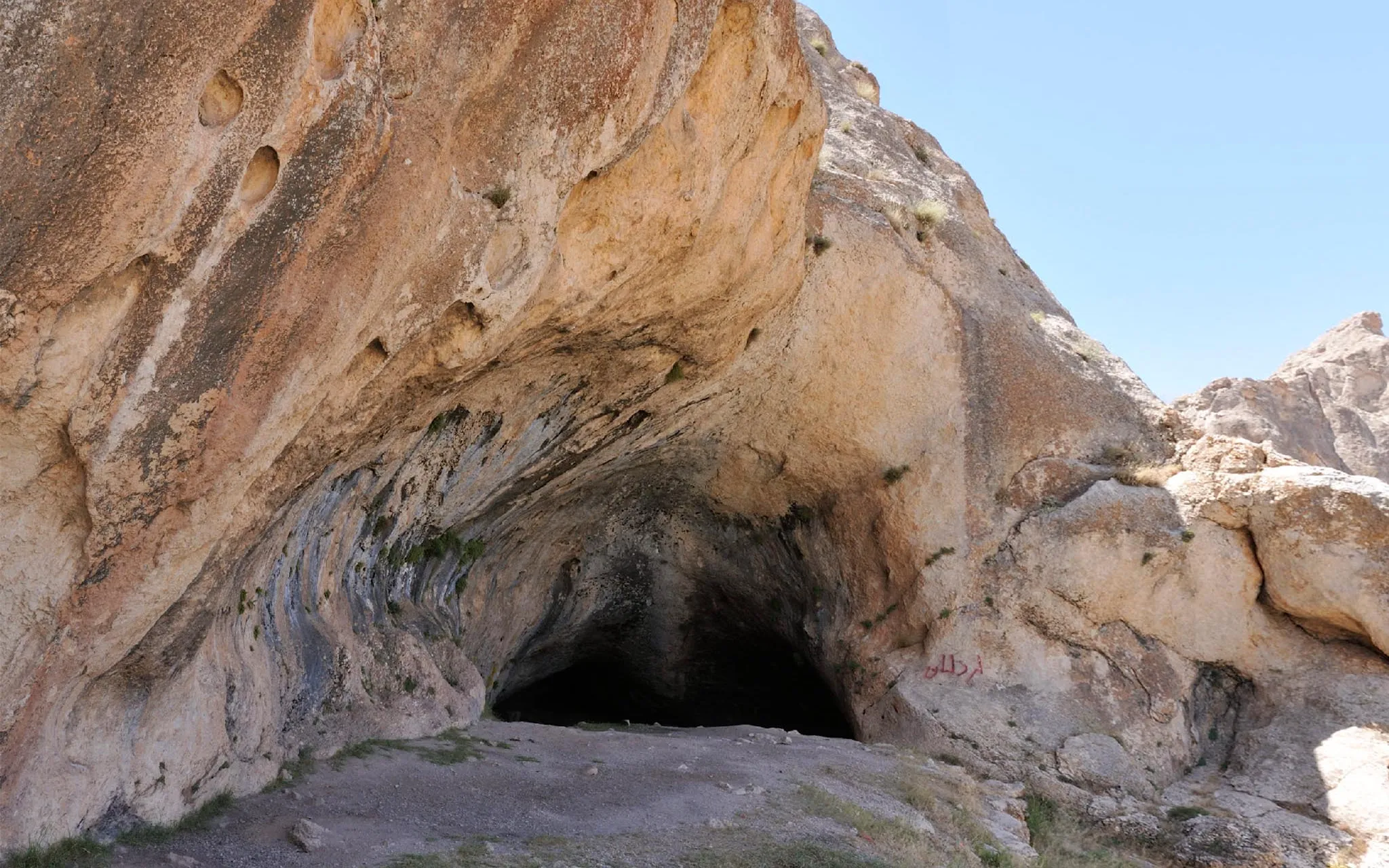 Entrée de la grotte de Qaleh Kurd, à Qavzin en Iran © FIPP Entrée de la- grotte