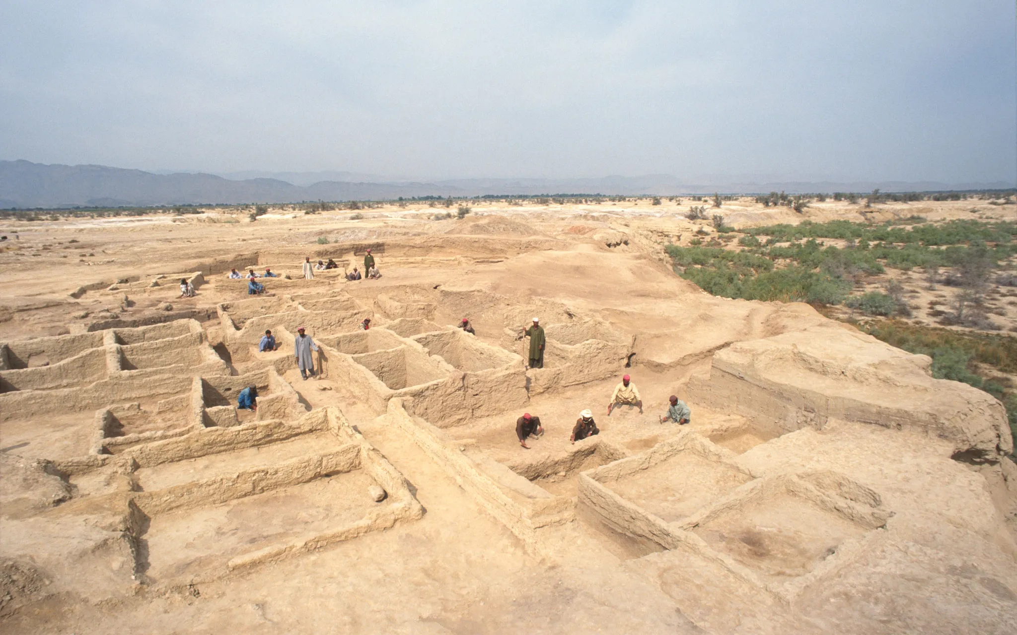 Vue générale de structures architecturales néolithiques trouvées à Mehrgarh, au Pakistan. Mission Archéologique de l'Indus. © C. Jarrige Vue générale de structures architecturales néolithiques trouvées à Mehrgarh, au Pakistan. Mission Archéologique de l'Indus.