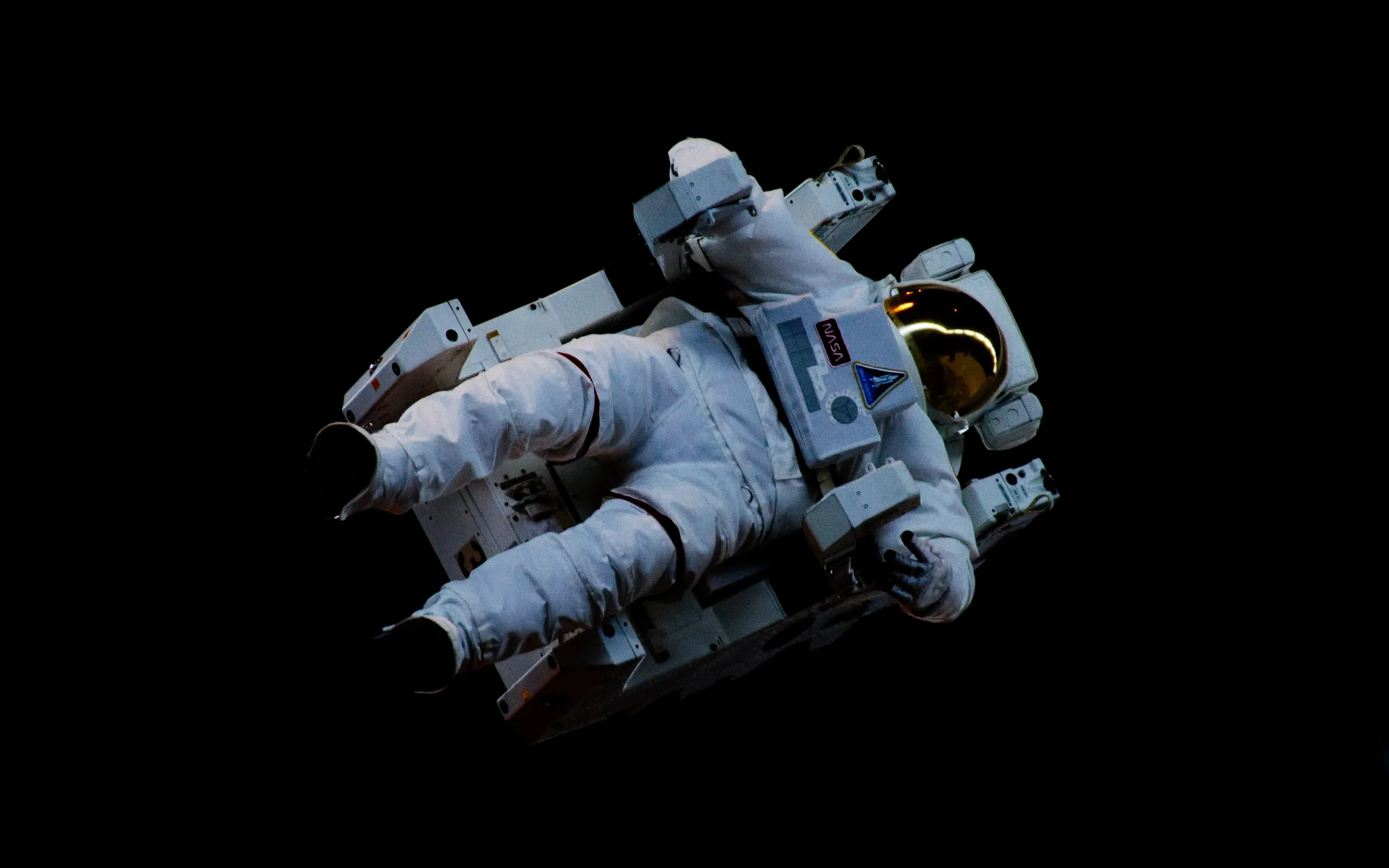 Astronaute flottant dans l'espace