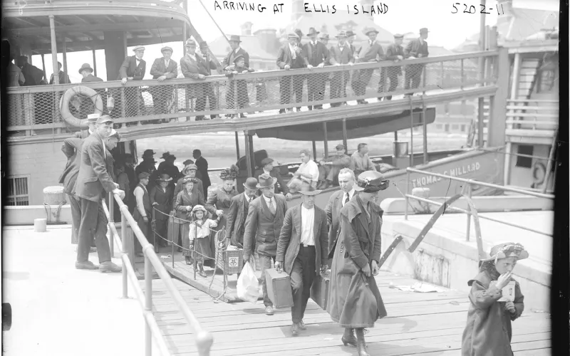 Photographie en noir et blanc d'une arrivée d'immigrants en bateau.