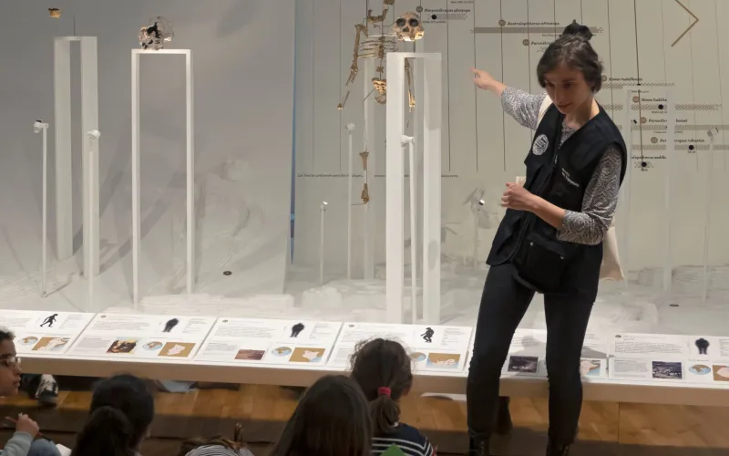 Animatrice du Musée de l'Homme devant un public enfant