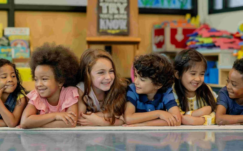 Comment l’enfant façonne les sociétés humaines