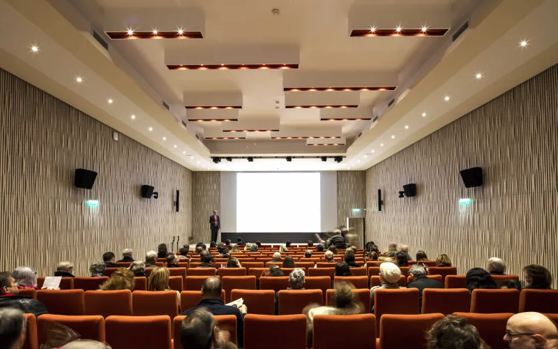 Photo de visiteurs assistant à une conférence dans l'auditorium Jean Rouch
