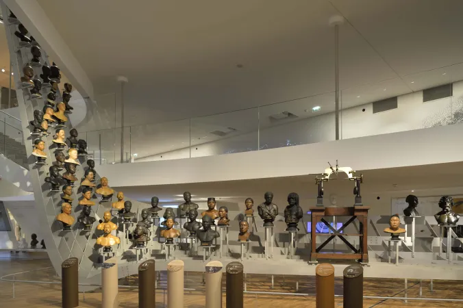 Envolée des bustes dans la Galerie de l’Homme - Musée de l’Homme