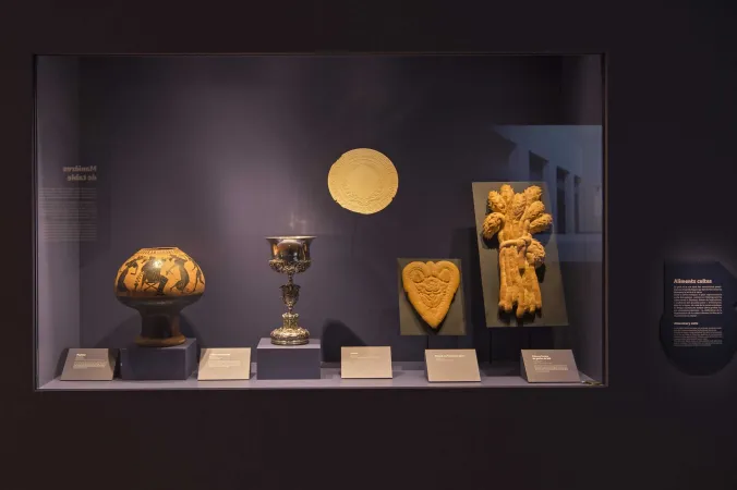 Vitrine « Aliments cultes » dans l'exposition Je mange donc je suis.