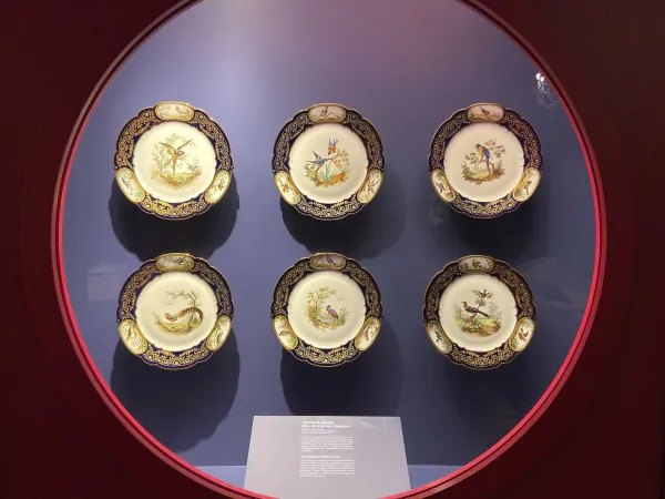 Assiettes décorées de dessins d'oiseaux et de dorures.