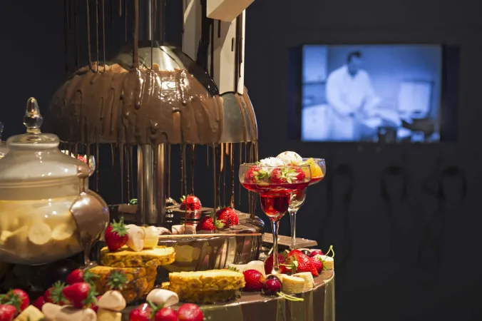 Fontaine de chocolat et fruits dans l'exposition Je mange donc je suis.