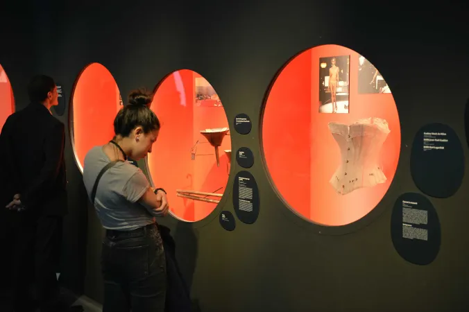 Vitrine avec un corset dans l'exposition Je mange donc je suis.