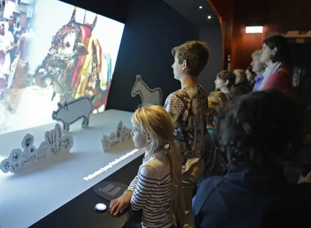 Enfants dans l'exposition Je mange donc je suis.