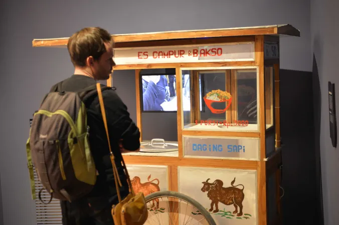Visiteur dans l'exposition Je mange donc je suis
