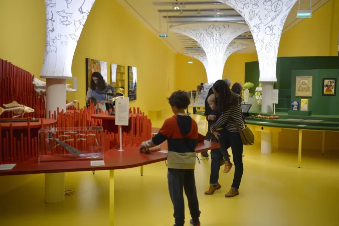 Visiteurs dans l'exposition Je mange donc je suis