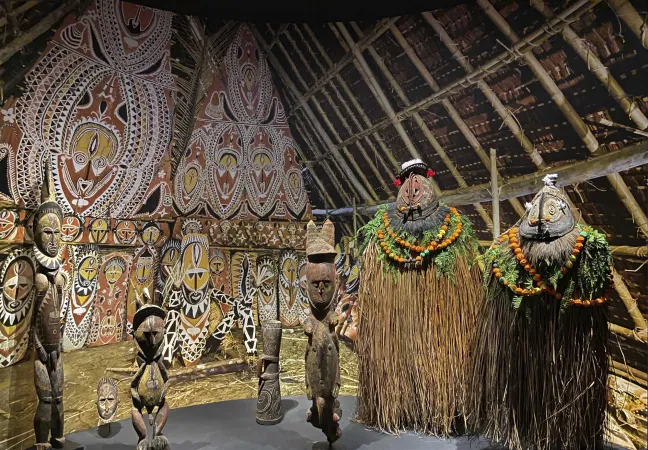 Reconstitution d'une habitation et de costumes traditionnels d'Afrique.
