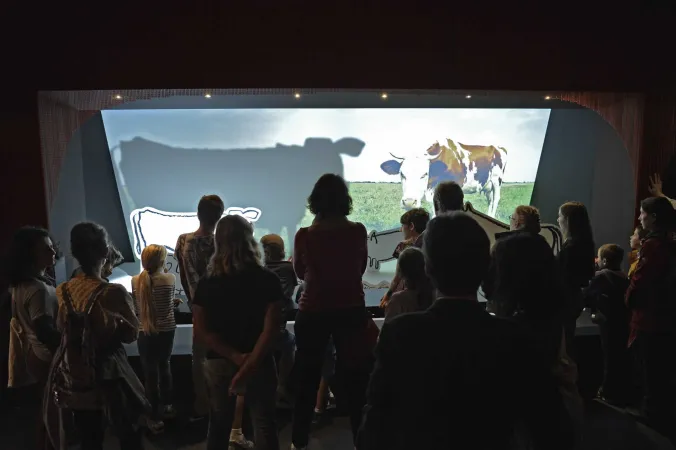 Visiteurs dans l'exposition Je mange donc je suis.