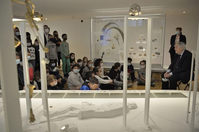 Yves Coppens lors d’une rencontre avec le jeune public au Musée de l’Homme, devant le moulage de l’australopithèque Lucy, le 19 mai 2021