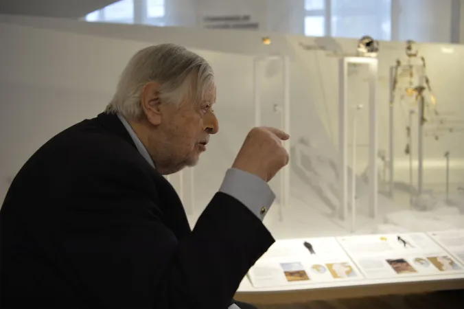 Yves Coppens lors d’une rencontre avec le jeune public au Musée de l’Homme, devant le moulage de l’australopithèque Lucy, le 19 mai 2021