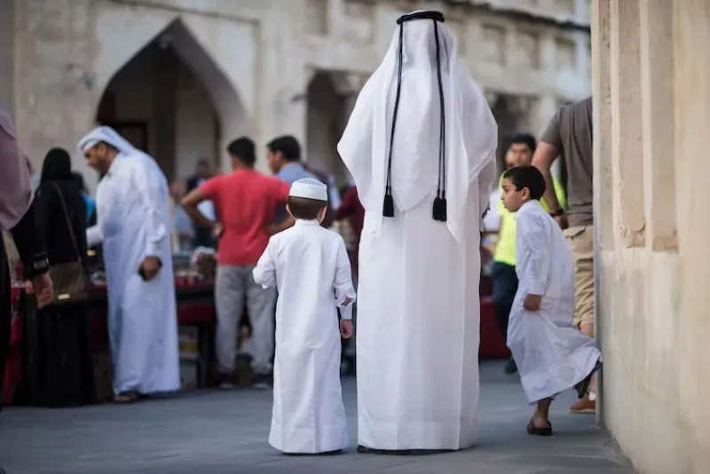 Famille en tenue traditionnelle dans le souk Wakif