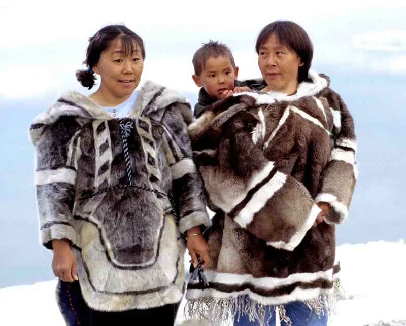 deux femmes et un garçon inuits