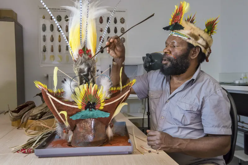 Le chef papou Mundiya Kepanga fabrique une parure au Musée de l'Homme